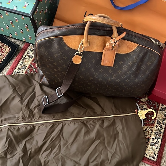 Authenticated Louis Vuitton travel bag with shoulder strap unisex - Picture 15 of 16